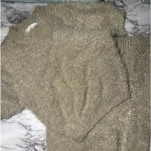 Women’s small soft green 2 piece skirt and short sleeve sweater shirt outfit.